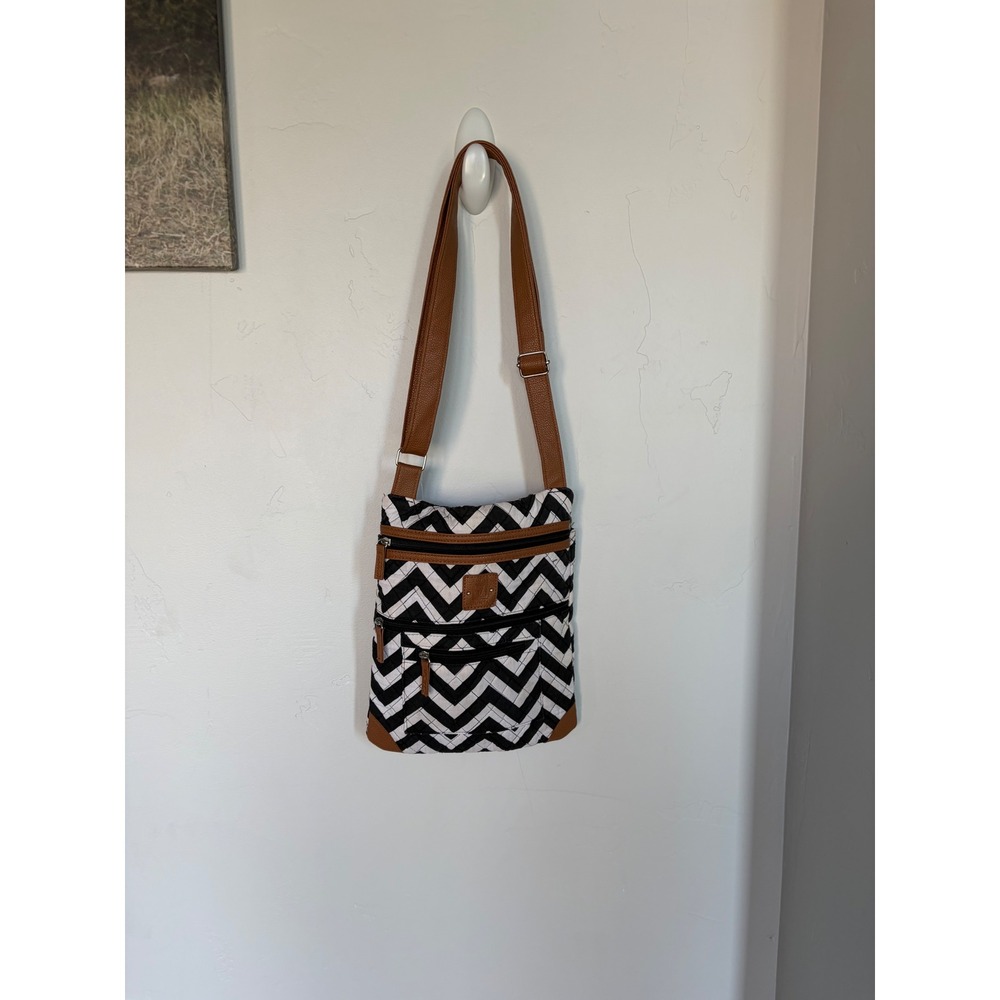 Stone Mountain Crossbody Bag Black White Chevron Quilted Multi-Pocket Purse